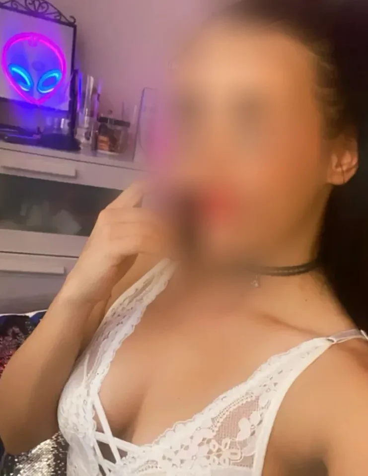 Emilia, 21